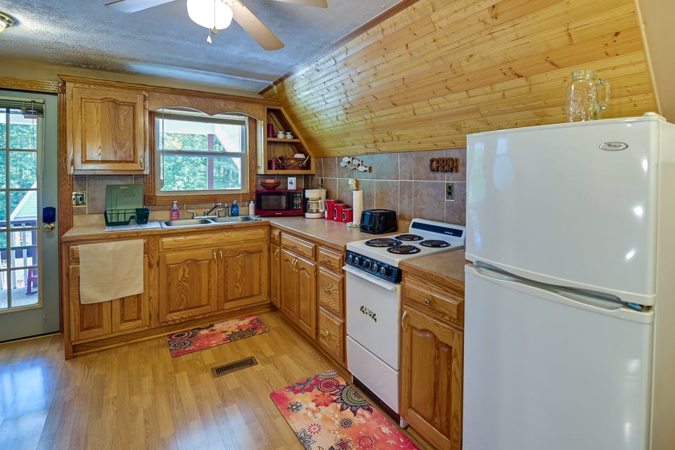 Dog-Friendly Home Rental ~ 5 Mi to Cave Run Lake! Cottage in Kentucky
