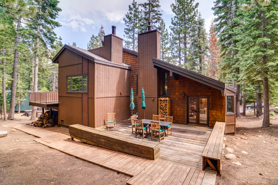 5 Mi to Donner Lake: Cabin w/ Deck + Pool Access! House in Truckee