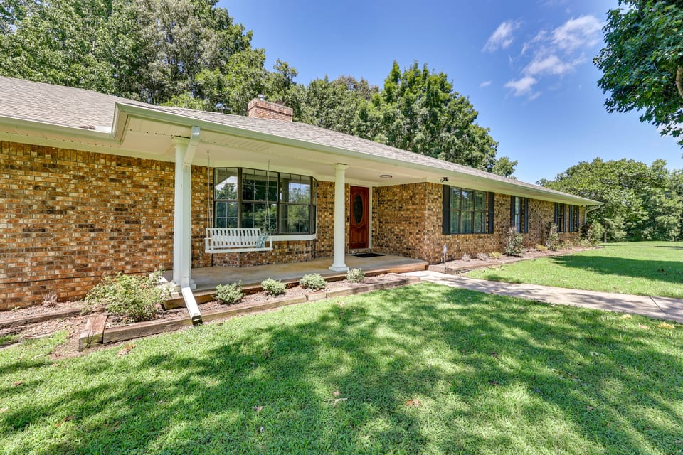 Expansive Fayetteville Retreat: 11 Mi to U of A! House in Arkansas