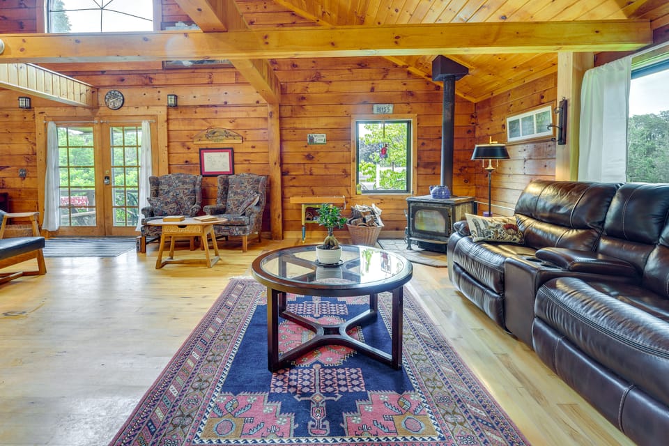 Pet-Friendly Jamestown Cabin w/ Fire Pit and Deck! Apartment in Allegheny River