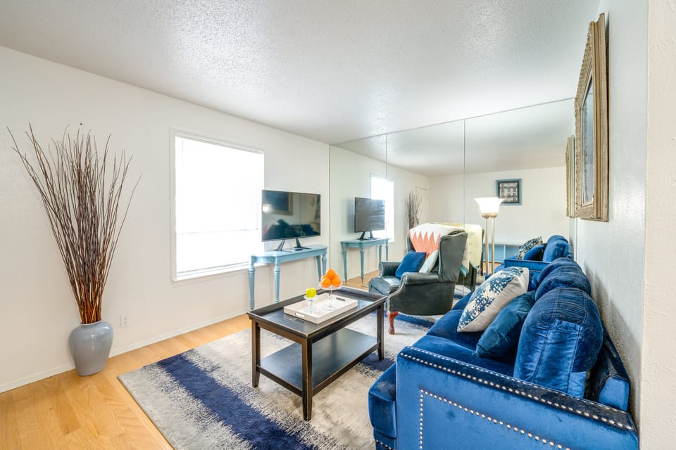 4 Mi to Dtwn Dallas! Walkable Condo w/ Pool Access Apartment in Dallas