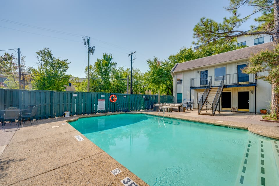 4 Mi to Dtwn Dallas! Walkable Condo w/ Pool Access Apartment in Dallas
