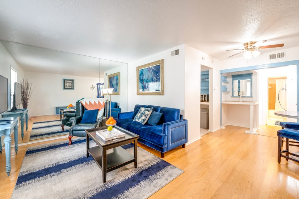4 Mi to Dtwn Dallas! Walkable Condo w/ Pool Access Apartment in Dallas