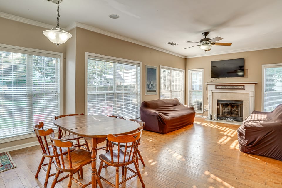 4 Mi to Chattahoochee River: Family Home w/ Yard! House in Roswell
