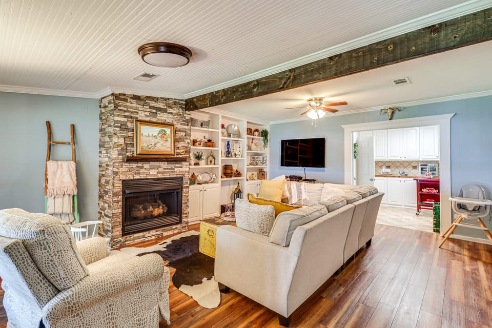 Lakefront Jonesville Cabin w/ Dock + Fire Pit! House in Louisiana