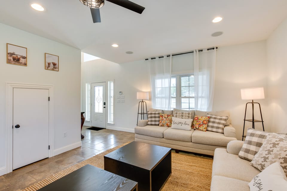 Unwind Fireside: Wills Point Gem w/ Hot Tub & Pond House in Texas