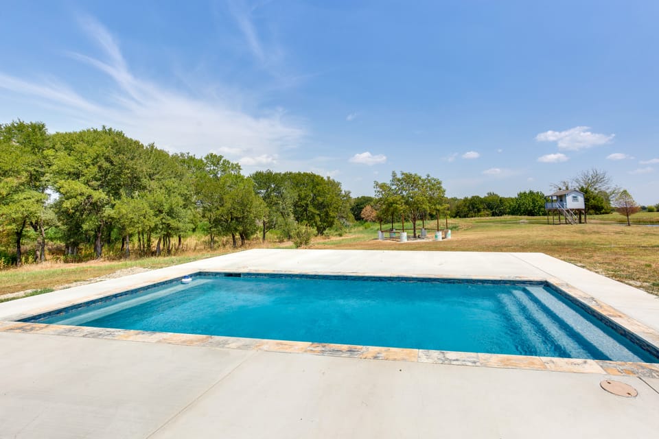 Unwind Fireside: Wills Point Gem w/ Hot Tub & Pond House in Texas