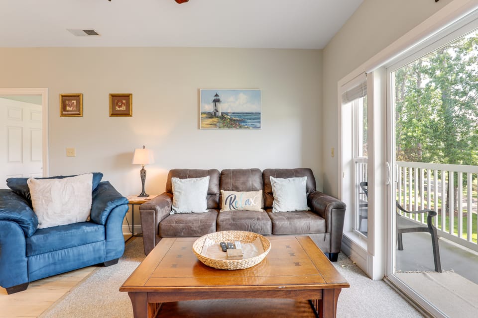 ~ 6 Mi to Ocean w/ Pool & Golf: Myrtle Beach Condo Apartment in Carolina Forest