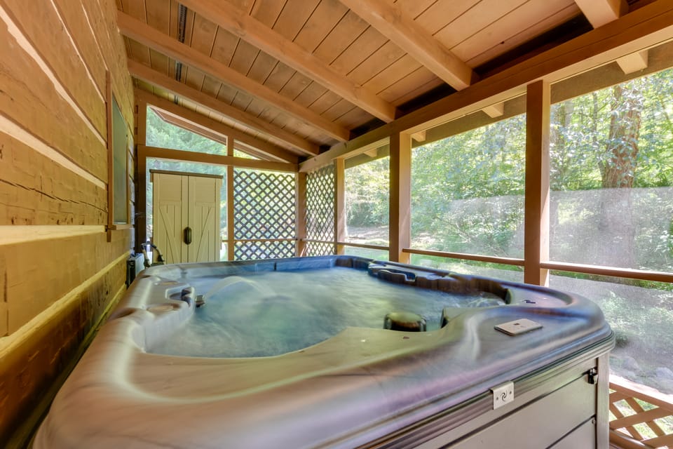 Cabin w/ Hot Tub + Fishing Pond in Del Rio! House in Tennessee