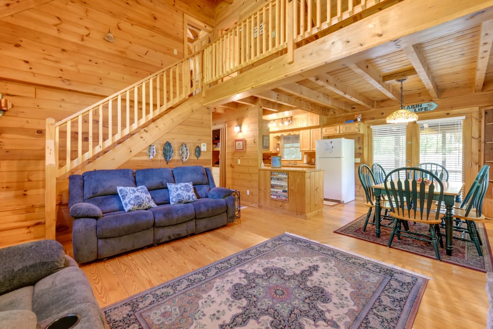 Cabin w/ Hot Tub + Fishing Pond in Del Rio! House in Tennessee