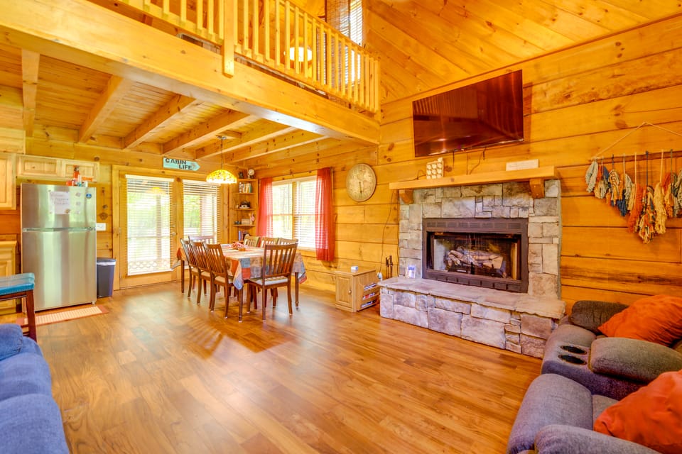 Cabin w/ Hot Tub + Fishing Pond in Del Rio! House in Tennessee