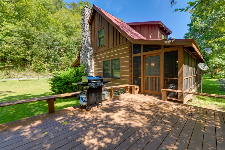 Cabin w/ Hot Tub + Fishing Pond in Del Rio! House in Tennessee