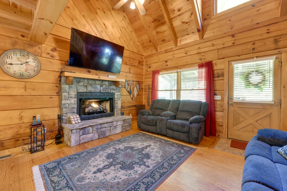 Cabin w/ Hot Tub + Fishing Pond in Del Rio! House in Tennessee