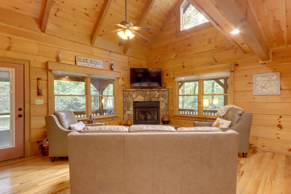 Blue Ridge Cabin Rental w/ Hot Tub & Creek Access! House in Georgia