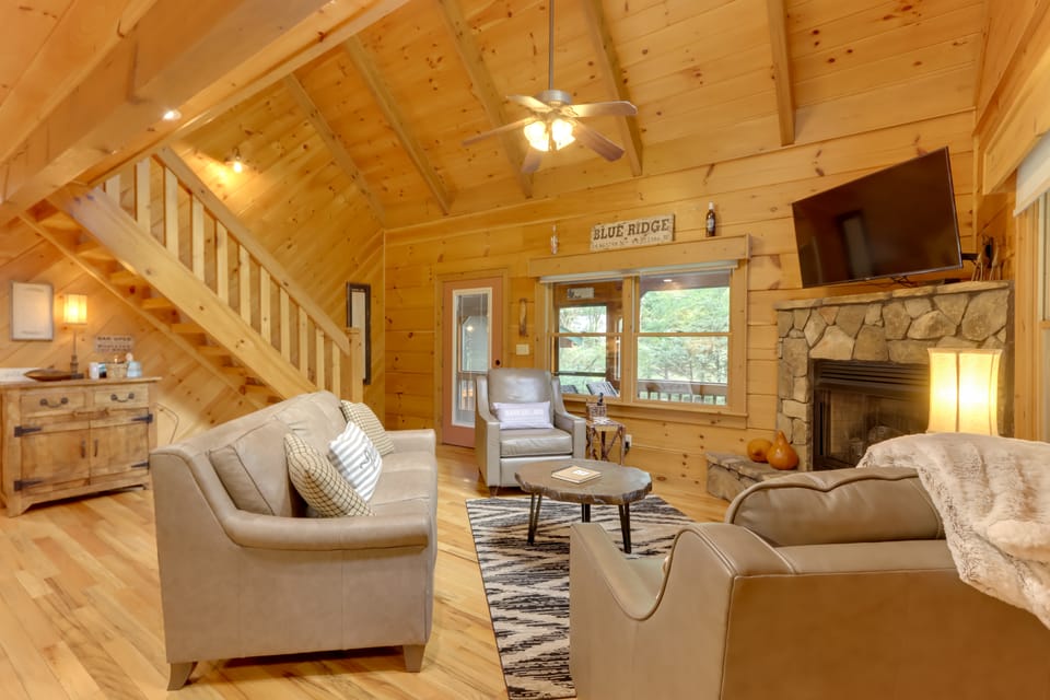 Blue Ridge Cabin Rental w/ Hot Tub & Creek Access! House in Georgia