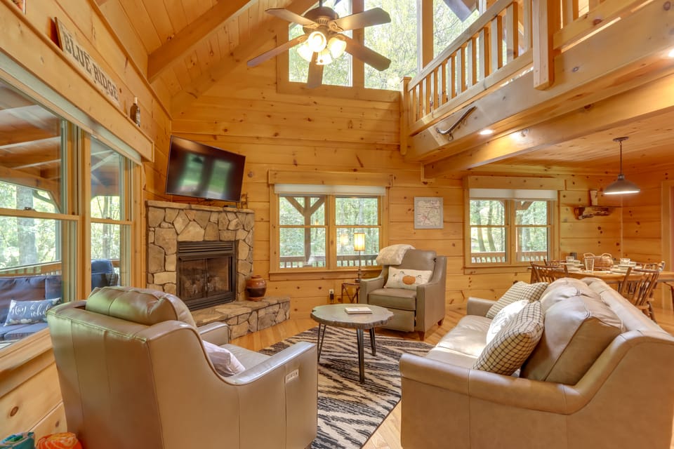 Blue Ridge Cabin Rental w/ Hot Tub & Creek Access! House in Georgia