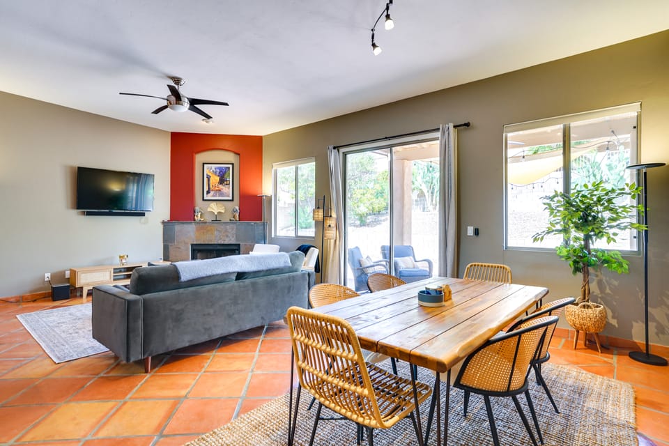 Luxury Tucson Retreat: Patio, Hot Tub & Fireplace House in Oro Valley