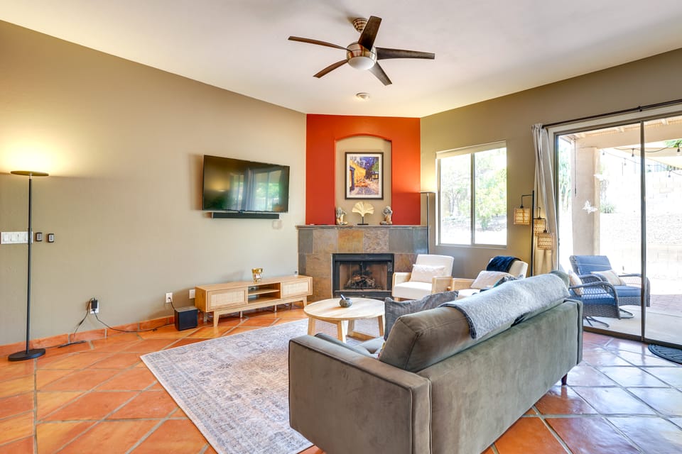 Luxury Tucson Retreat: Patio, Hot Tub & Fireplace House in Oro Valley
