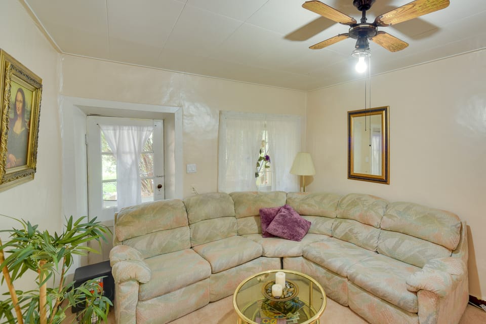 Great for Groups! Cordova Home Near Hiking House in New Mexico