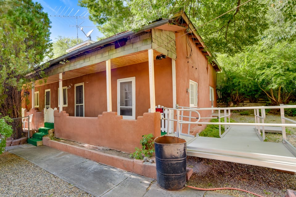 Great for Groups! Cordova Home Near Hiking House in New Mexico