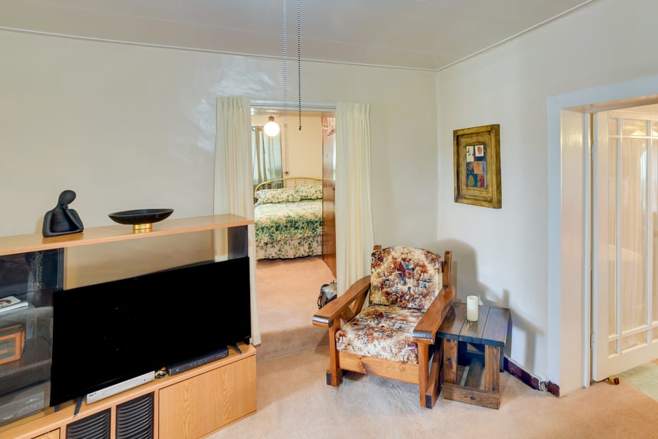 Great for Groups! Cordova Home Near Hiking House in New Mexico