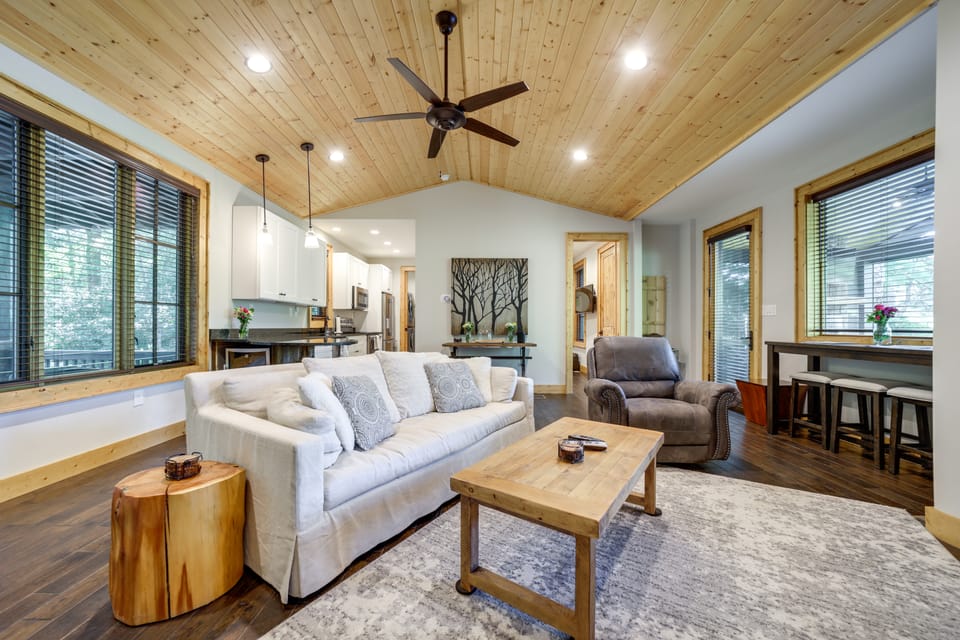 Lakefront Gem w/ Fire Pit in Chinquapin Resort! House in Tennessee