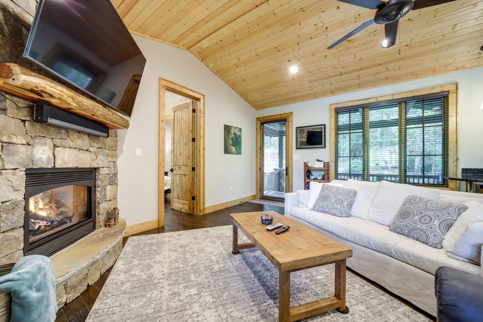 Lakefront Gem w/ Fire Pit in Chinquapin Resort! House in Tennessee