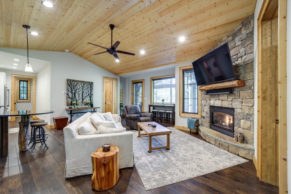Lakefront Gem w/ Fire Pit in Chinquapin Resort! House in Tennessee