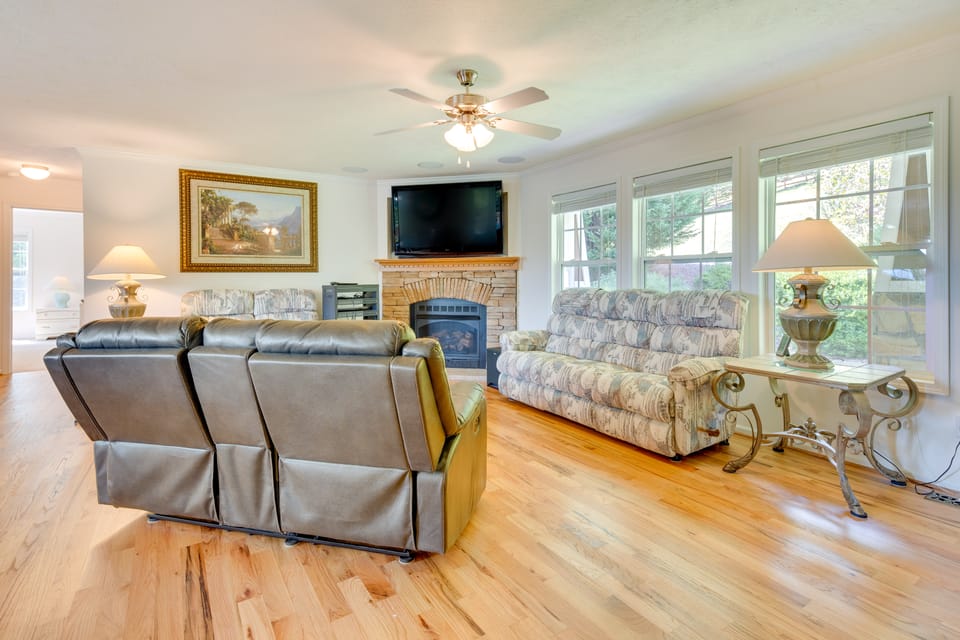 Hendersonville Retreat w/ Mtn Views & Deck! House in Tennessee