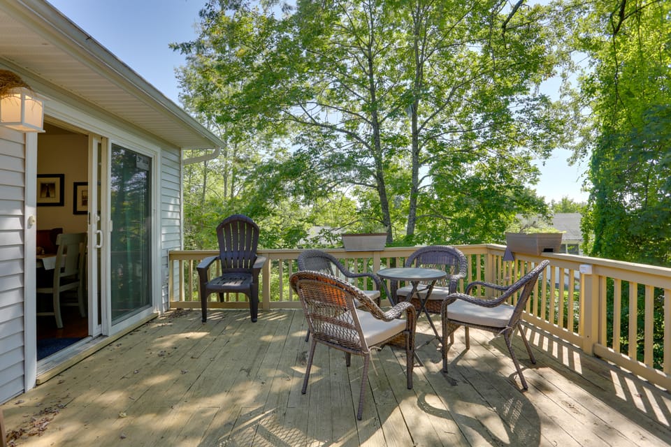 Kiamesha Lake Home w/ Deck: 4 Mi to Resorts World! House in Hudson Valley