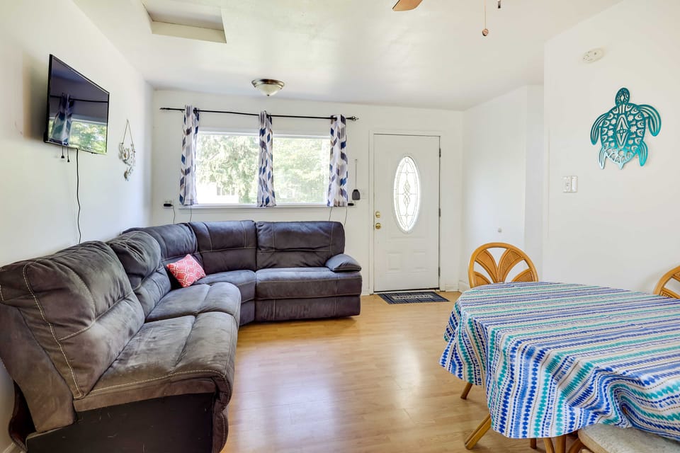 Lakefront Geneva Vacation Rental - Walk to Strip! Cottage in Geneva-on-the-Lake