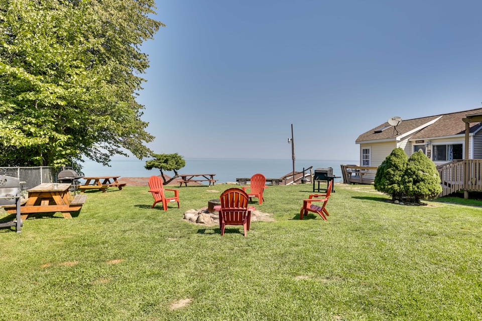 Waterfront Lake Erie Vacation Rental on the Strip! Cottage in Geneva-on-the-Lake