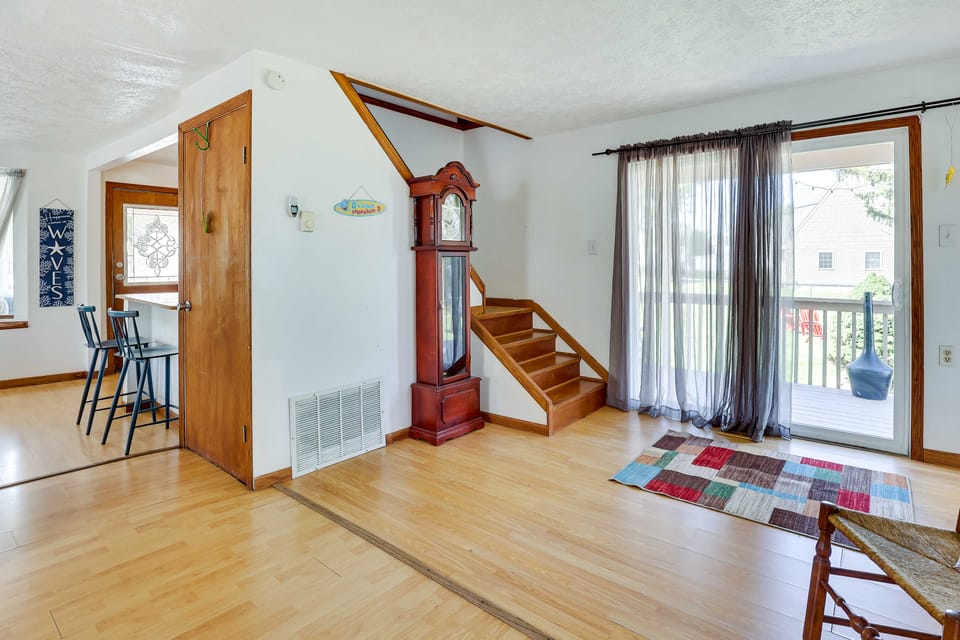 Waterfront Lake Erie Vacation Rental on the Strip! Cottage in Geneva-on-the-Lake