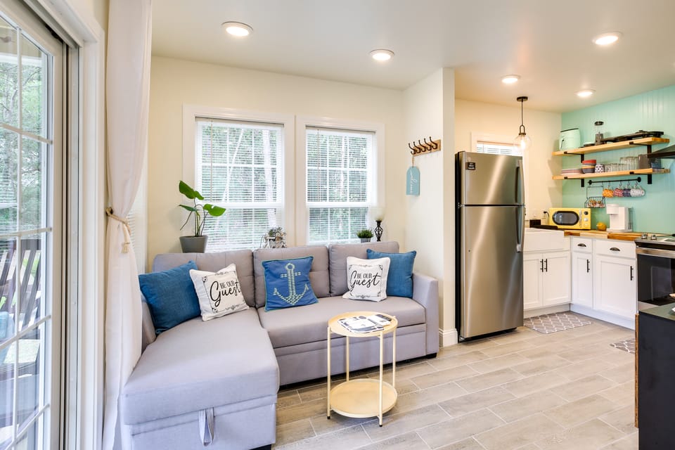 Cozy Cottage: Minutes to Downtown Southport! Cottage in Southport