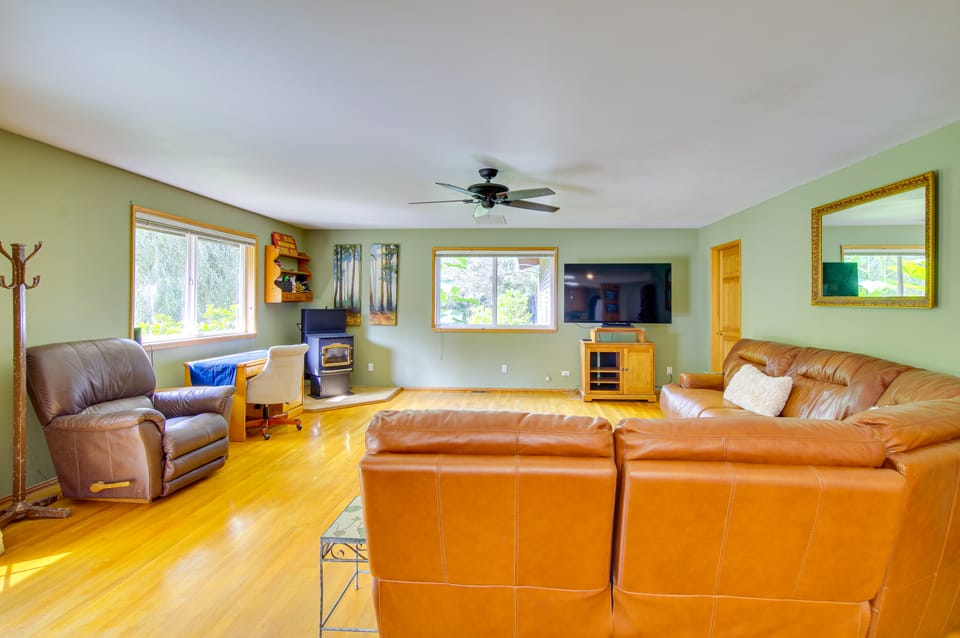 Hot Tub, 4 Mi to Wallace Falls: Riverfront Retreat House in Washington