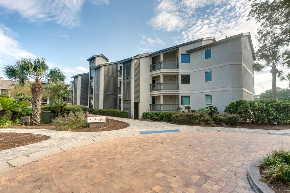 4 Mi to Beach: St Simons Island Golf Course Condo Apartment in Saint Simons Island