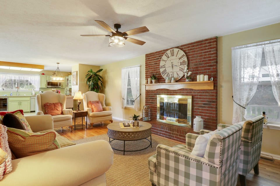 Spacious Murphy Home w/ Game Room + Fire Pit! House in Tennessee