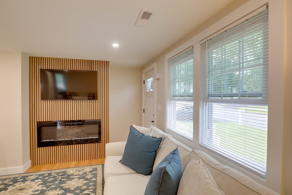 3 Mi to Minute Man NHP: 'Summer St Retreat' + Deck Apartment in Lexington