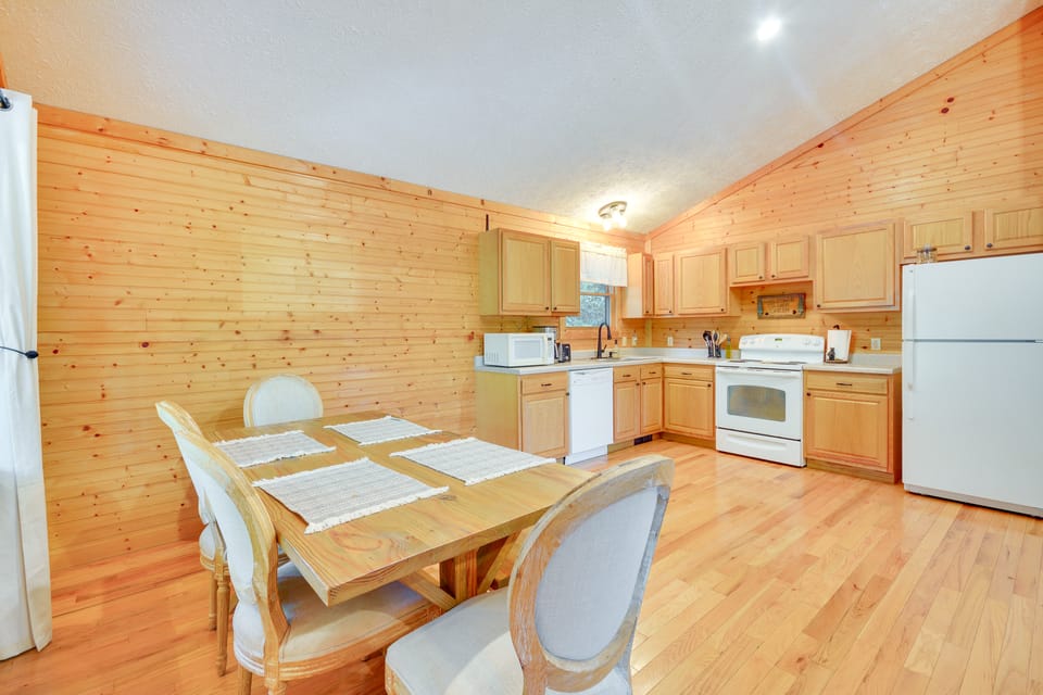 Mtn View + Fire Pit: Pet-Friendly Woodlawn Cabin! House in Virginia