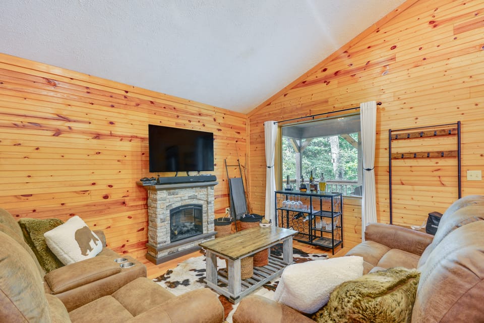 Mtn View + Fire Pit: Pet-Friendly Woodlawn Cabin! House in Virginia