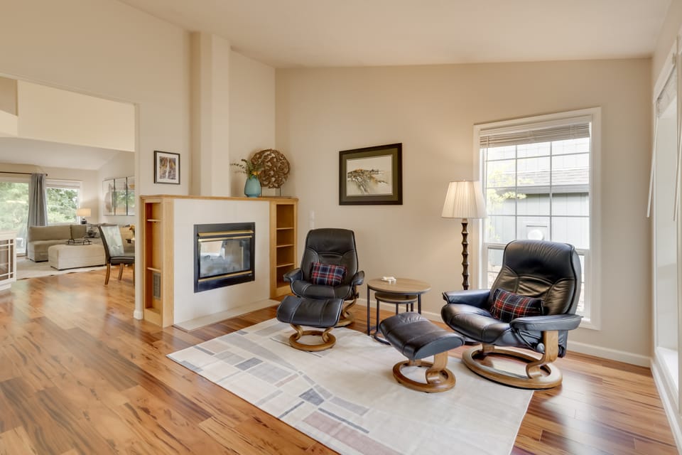 Tasteful Tualatin Home: 40 Mi to Willamette Valley House in Clackamas County