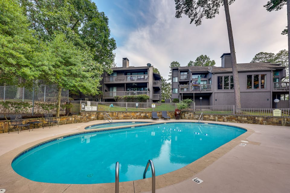 Luxury Lakefront Hot Springs Condo w/ Pools! Apartment in Lake Hamilton