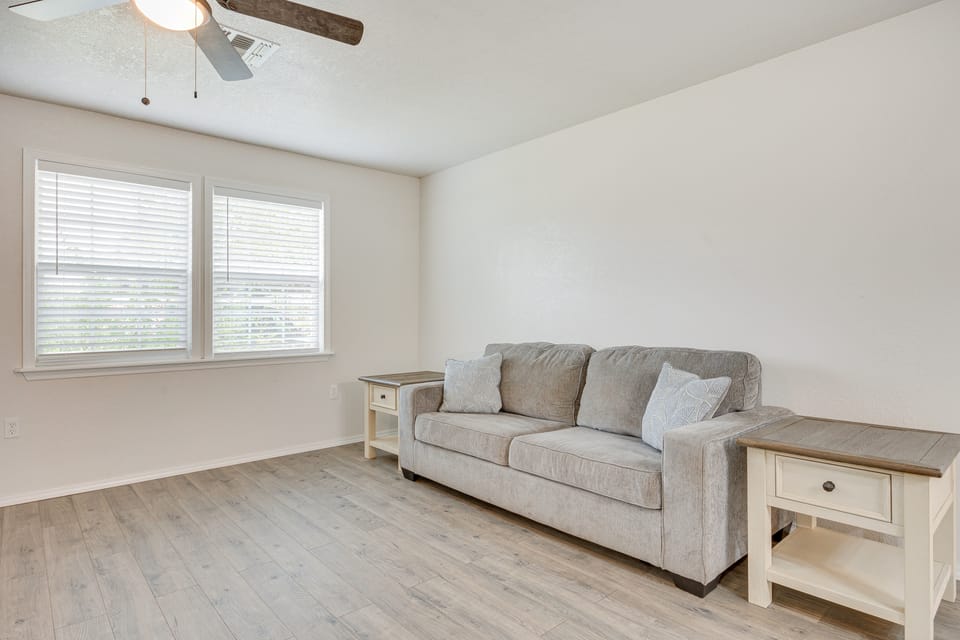 Updated Home w/ Yard ~ 14 Mi to Quartz Mountain! House in Oklahoma