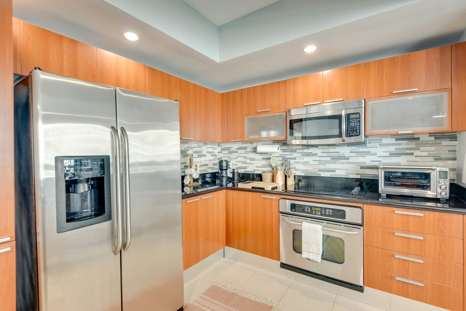 Luxe Resort Condo - 2 Mi to Daytona Beach! Apartment in Holly Hill