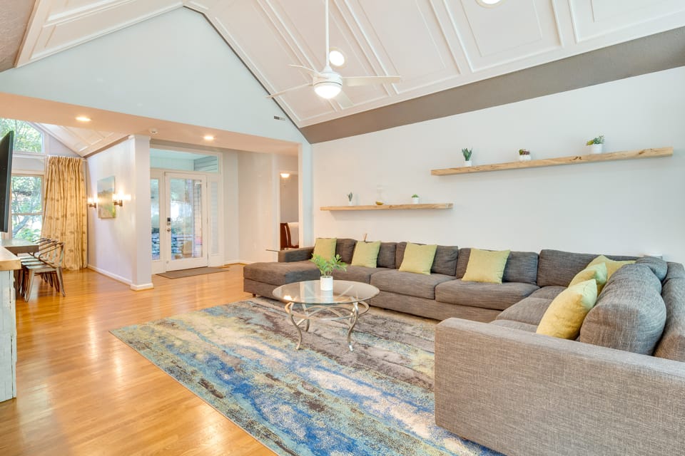 Blue Ridge Mountain Retreat: Deck & Sunroom! House in Asheville