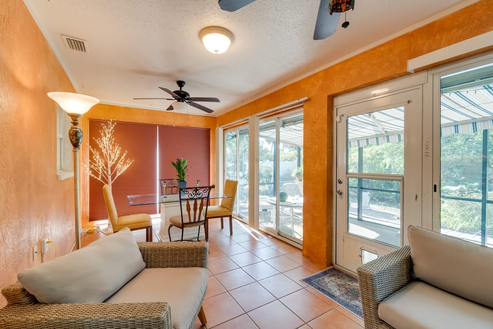 Yard & Lanai: Sun-Soaked Venice Escape! House in South Venice