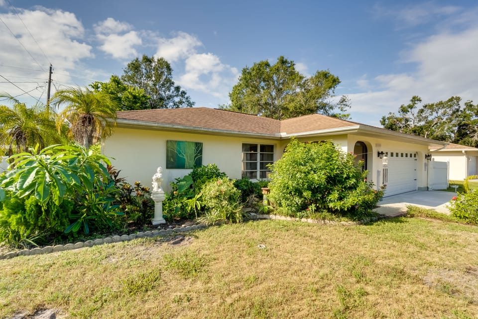Yard & Lanai: Sun-Soaked Venice Escape! House in South Venice