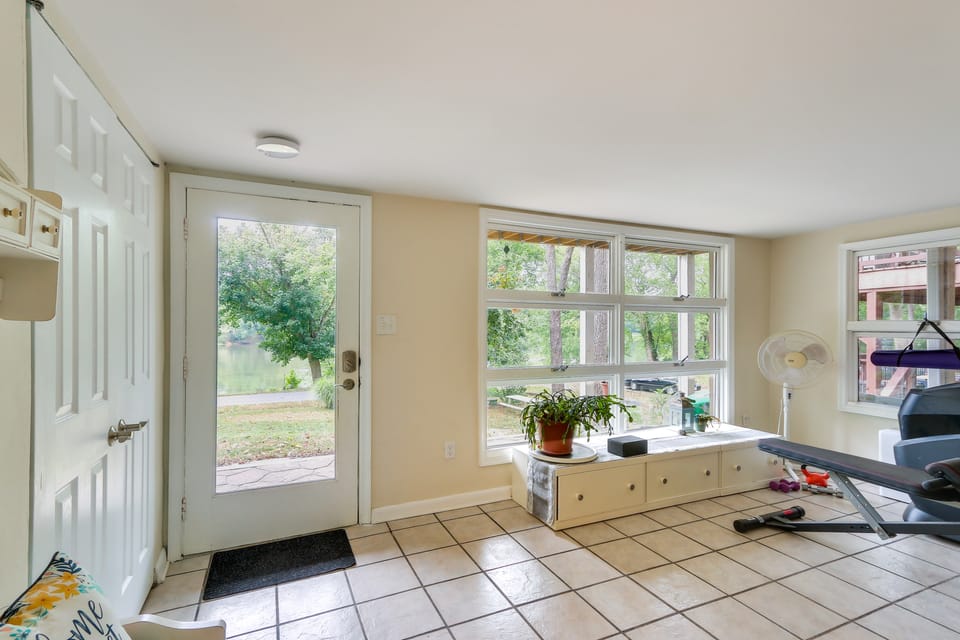 Peaceful Riverfront Retreat w/ Yoga & Art Studio! Apartment in Shenandoah Valley