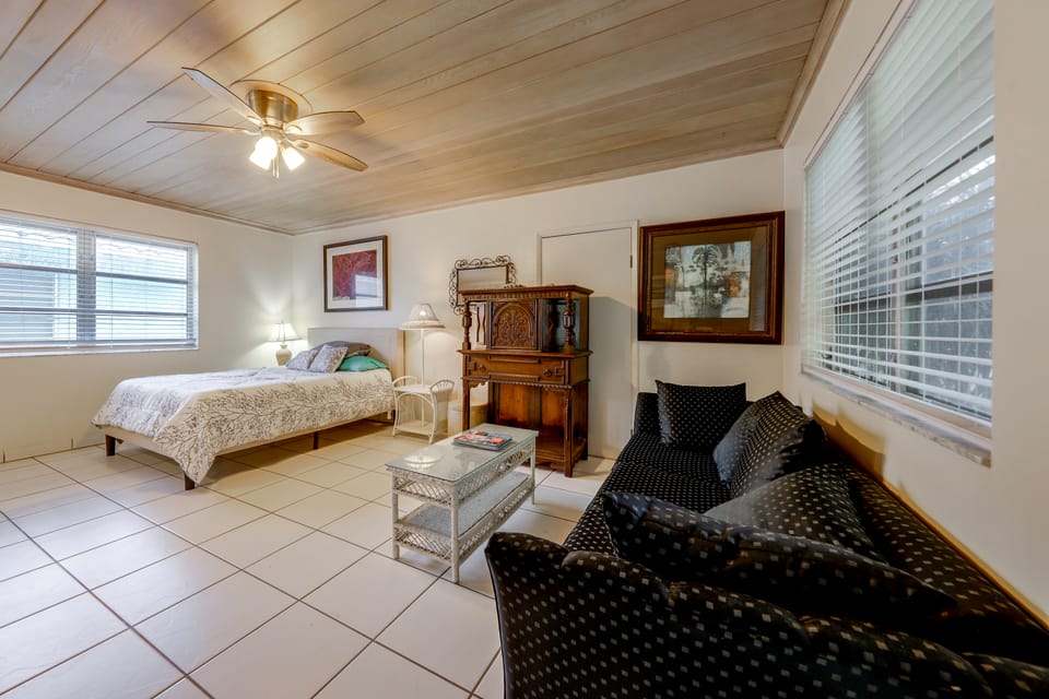 1 Block to Delray Beach + Pool Access! Apartment in Delray Beach