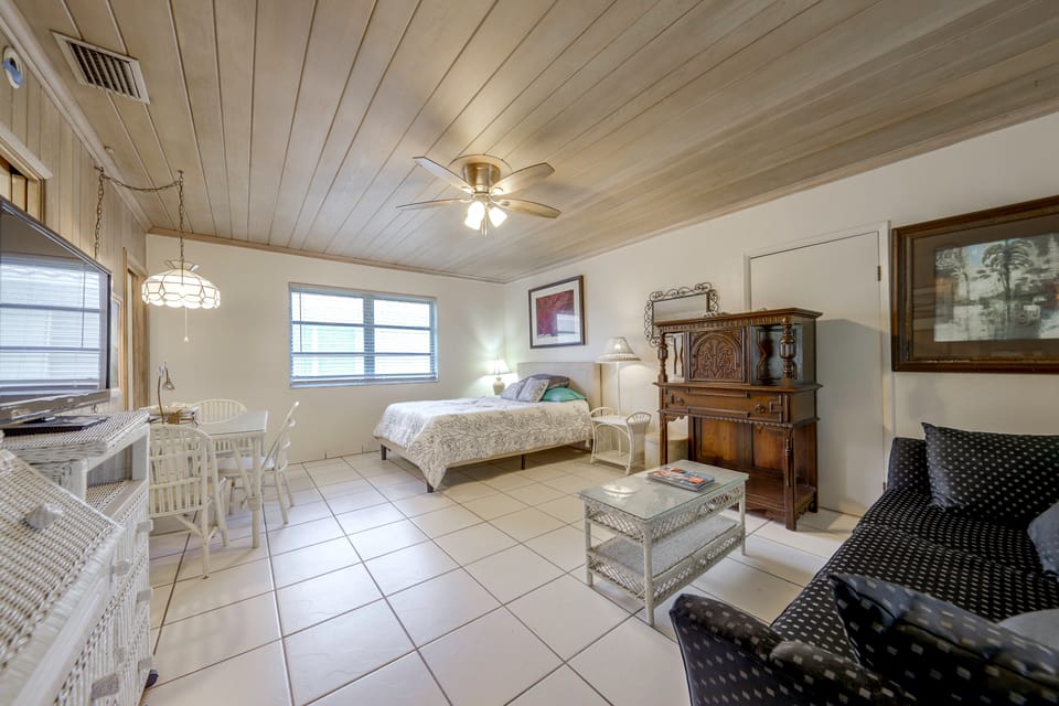 1 Block to Delray Beach + Pool Access! Apartment in Delray Beach